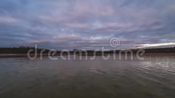 湖面上快速的云层移动延时电影视频的预览图