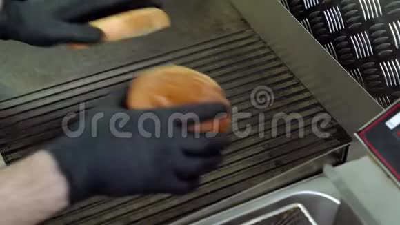 把汉堡包放在锅里厨师双手合拢视频的预览图