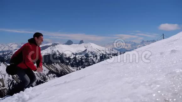 高山山脉山顶上的年轻人跳跃和重新选择目标瑞士视频的预览图