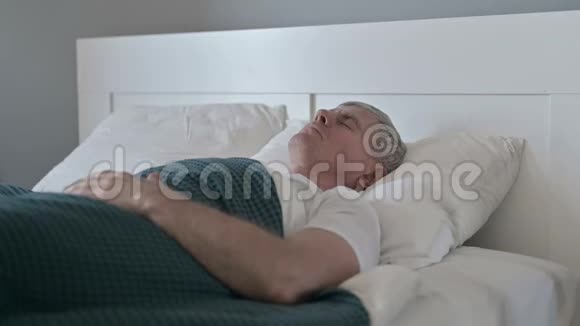 卧病在床的中年男子背痛视频的预览图