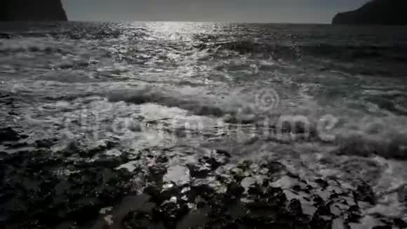 美丽丝滑的海浪和海岸上的岩石视频的预览图