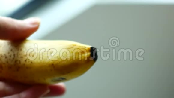 雌性手拿着成熟的香蕉视频的预览图