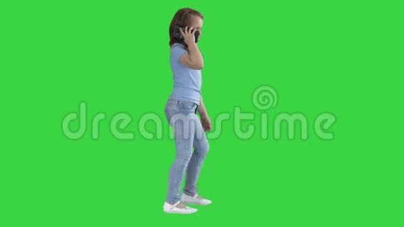 女孩打电话给她的母亲在绿色屏幕Chroma键视频的预览图