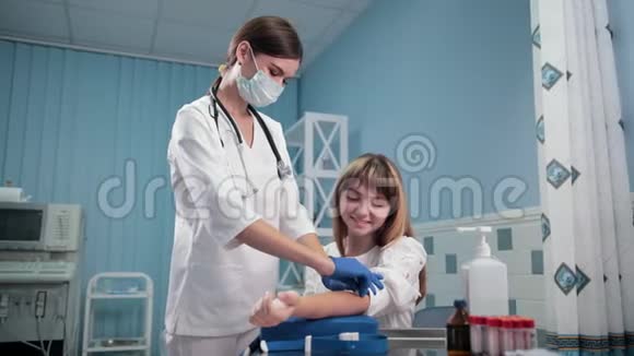 护士医生用酒精润湿棉絮病人坐着等待化验视频的预览图