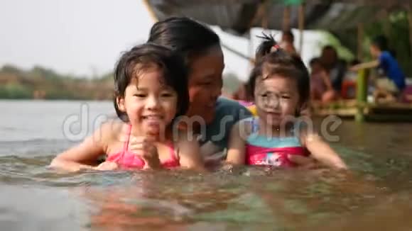 两个亚洲小女孩姐妹喜欢和姨妈在河里玩水视频的预览图
