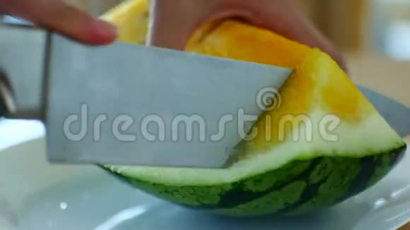 女人用一把大刀切一个黄色的西瓜视频的预览图