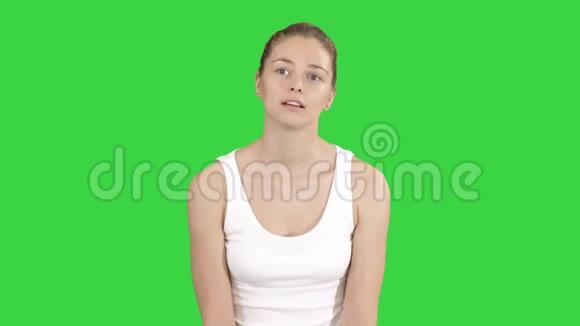 微笑的女孩休息后瑜伽训练和交谈的人在绿色屏幕Chroma键视频的预览图