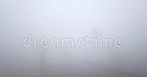 雾中高压电线视频的预览图