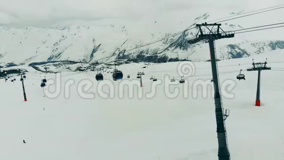 卡宾斯正沿着山路行驶滑雪电梯电缆方式在山上视频的预览图