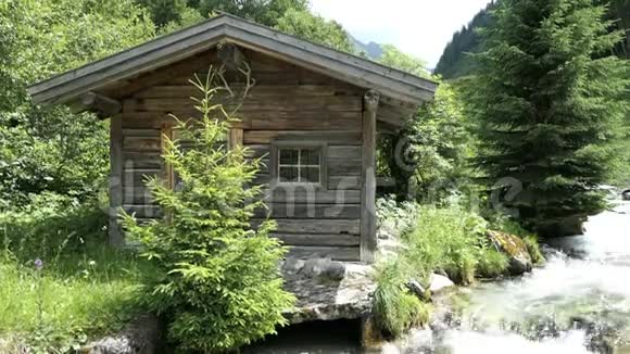 奥地利Zillertal山谷高山溪流的传统木制谷仓视频的预览图