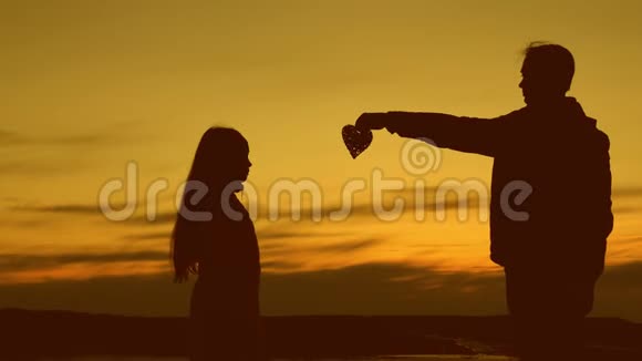女孩在日落时把她的心交给男人视频的预览图