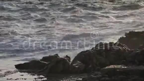 平静的岩石土地结束于海洋潮湿的泡沫盐水再次撞击陆地视频的预览图