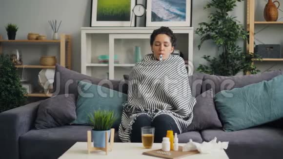 生病的女学生在家中吃了温度然后喝了药视频的预览图