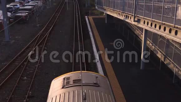 列车驶出车站视频的预览图