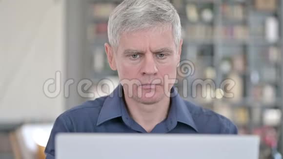 笔记本电脑工作时头痛的人画像视频的预览图