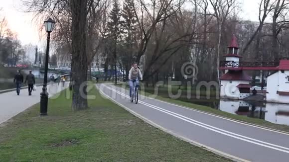 骑自行车的漂亮女孩视频的预览图