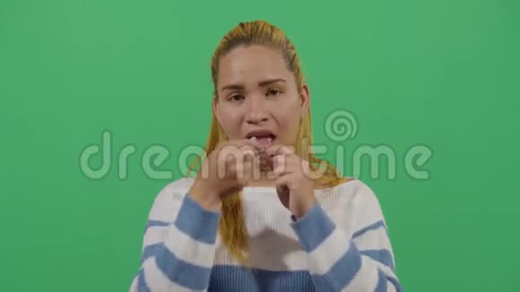 妇女清洁牙线视频的预览图