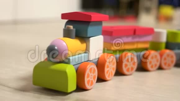 五颜六色的几何图形数字木制火车玩具视频的预览图