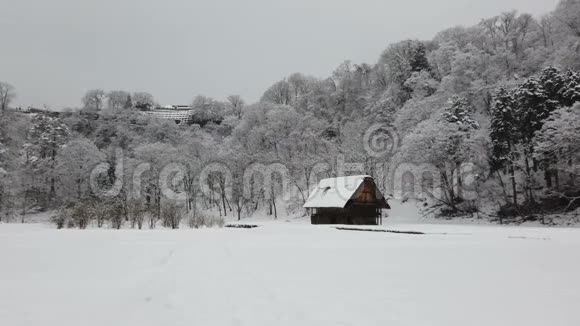 落雪时山村的木屋视频的预览图