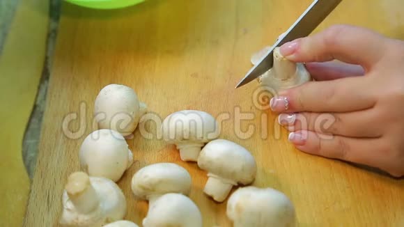 女用手在木板上切蘑菇视频的预览图