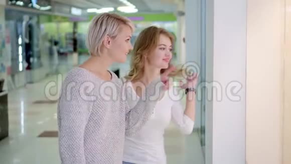 销售消费主义和人的观念幸福的年轻女性指指城市的橱窗视频的预览图
