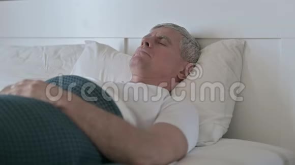 中年男子试图独自睡在床上视频的预览图