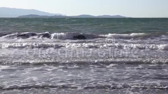 清晨海面上有泡沫的海浪视频的预览图