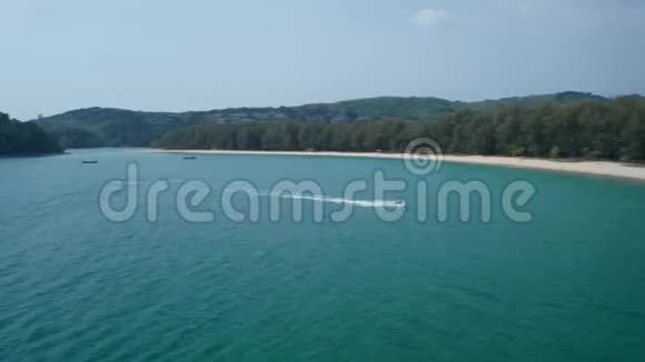 普吉岛热带Layan海滩附近的空中无人驾驶飞机快艇景观视频的预览图