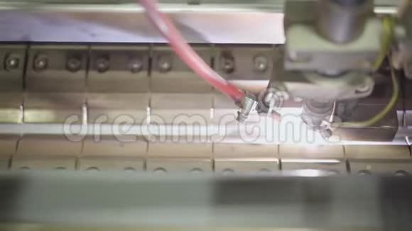 等离子切割机的特写设备切割金属片钢铁工业钢铁生产专业视频的预览图