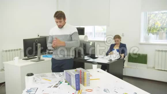 男人做房子模型的照片女人在他身后坐着做计划视频的预览图