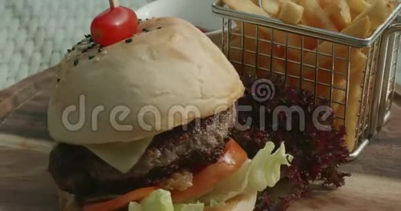 经典汉堡和炸薯条在小炒篮木板视频的预览图