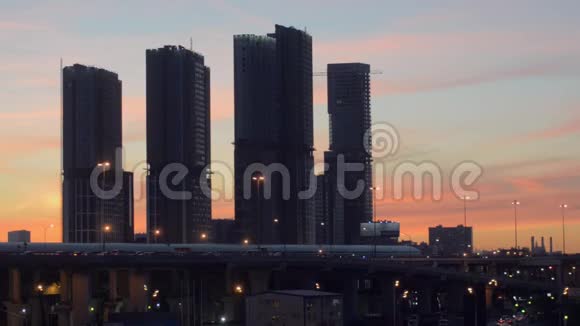 莫斯科摩天大楼背景下的汽车交通视频的预览图