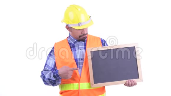 快乐留胡子的波斯人建筑工人拿着黑板竖起大拇指视频的预览图