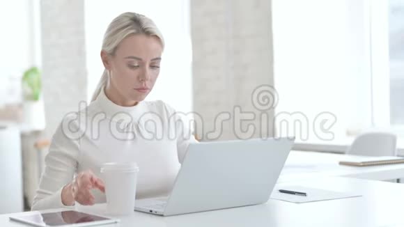 聪明的年轻女商人在现代办公室喝咖啡视频的预览图
