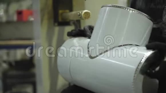 采用液压铆焊机对男性手准备金属制品进行加工钢视频的预览图