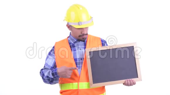 穿着胡须的波斯人建筑工人拿着黑板竖起大拇指视频的预览图