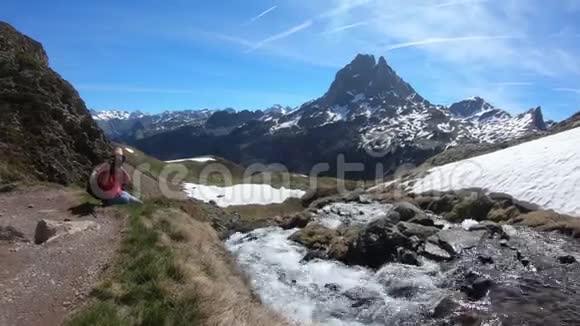女徒步旅行者在法国比利牛斯山脉的PicduMididOssau拍照视频的预览图