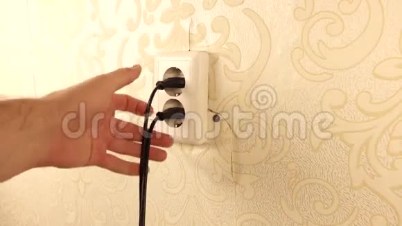 人从插座上选择2根电线撕破的墙纸视频的预览图