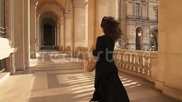 巴黎法国2019年4月穿着黑色裙子的女人在卢浮宫的博物馆里慢动作视频的预览图