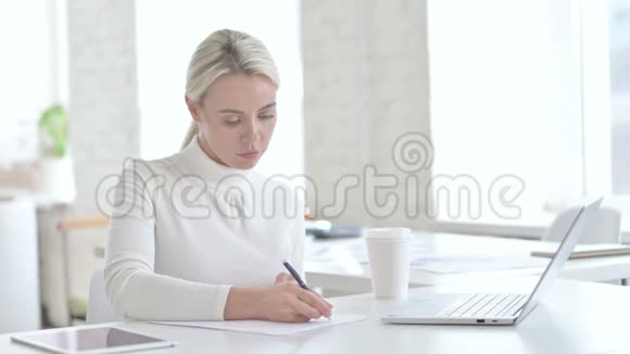 扰乱年轻女商人在办公室写文件视频的预览图