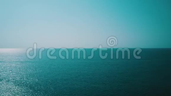 阳光明媚的夏日开阔的绿松石海或海洋的空中景色视频的预览图