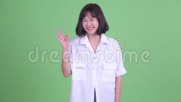 快乐美丽的亚洲女商人视频的预览图