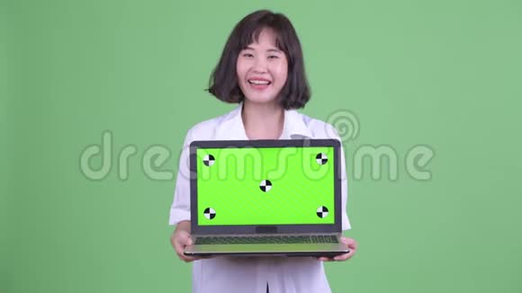 快乐美丽的亚洲女商人说话展示笔记本电脑视频的预览图