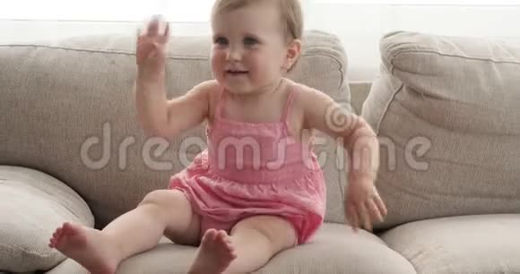 可爱的女婴挥手视频的预览图