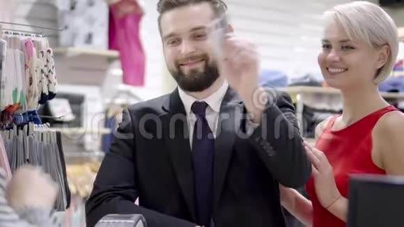 销售消费主义购物和人的概念幸福的夫妻与信用卡在商场视频的预览图