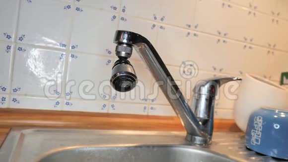 设置厨房自来水曝气器水一股水流从厨房的水龙头里流出来视频的预览图