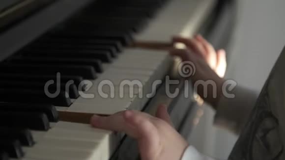 合上小孩慢慢弹钢琴视频的预览图