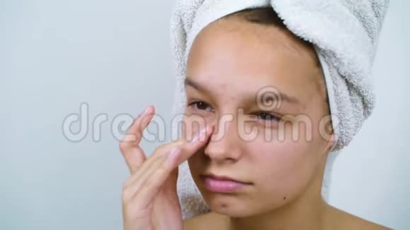 少女洗澡后用粉刺检查她的脸视频的预览图