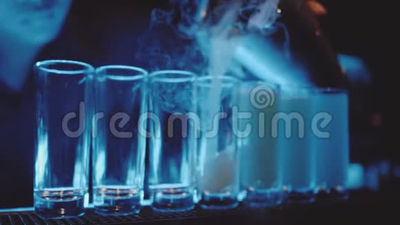 在夜总会的酒吧里用干冰蒸汽倒酒视频的预览图