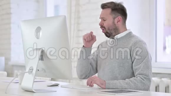 病人在桌面工作时咳嗽视频的预览图